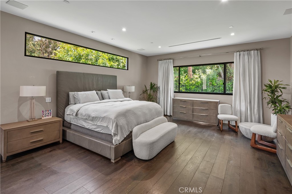 9924 Liebe Drive Beverly Hills, CA 90210 - Photo 33 of 65 a bedroom with a bed and a couch