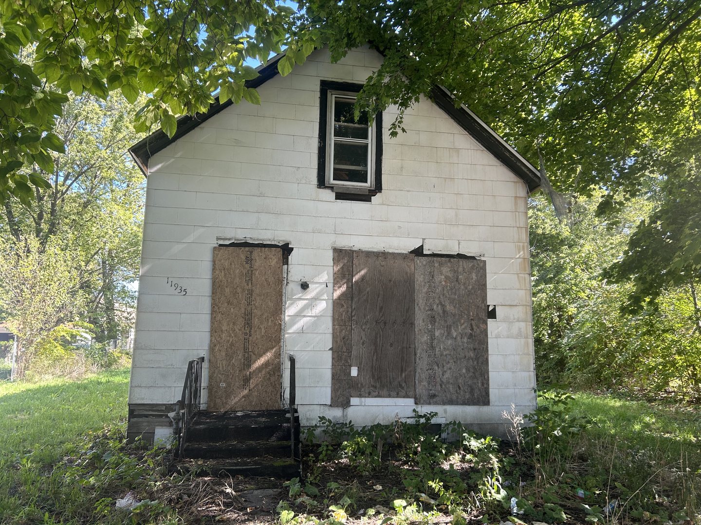 11935 South Perry Avenue Chicago, IL 60628 - Photo 1 of 7 a front view of a house with garden