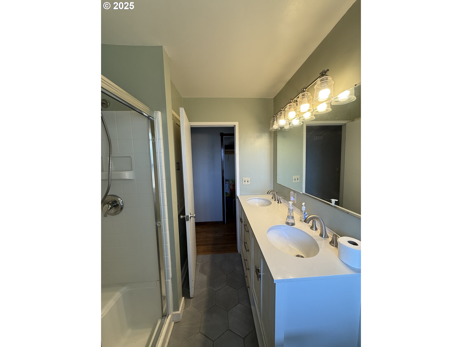 2975 Colorado Avenue North Bend, OR 97459 - Photo 11 of 26 Bathroom