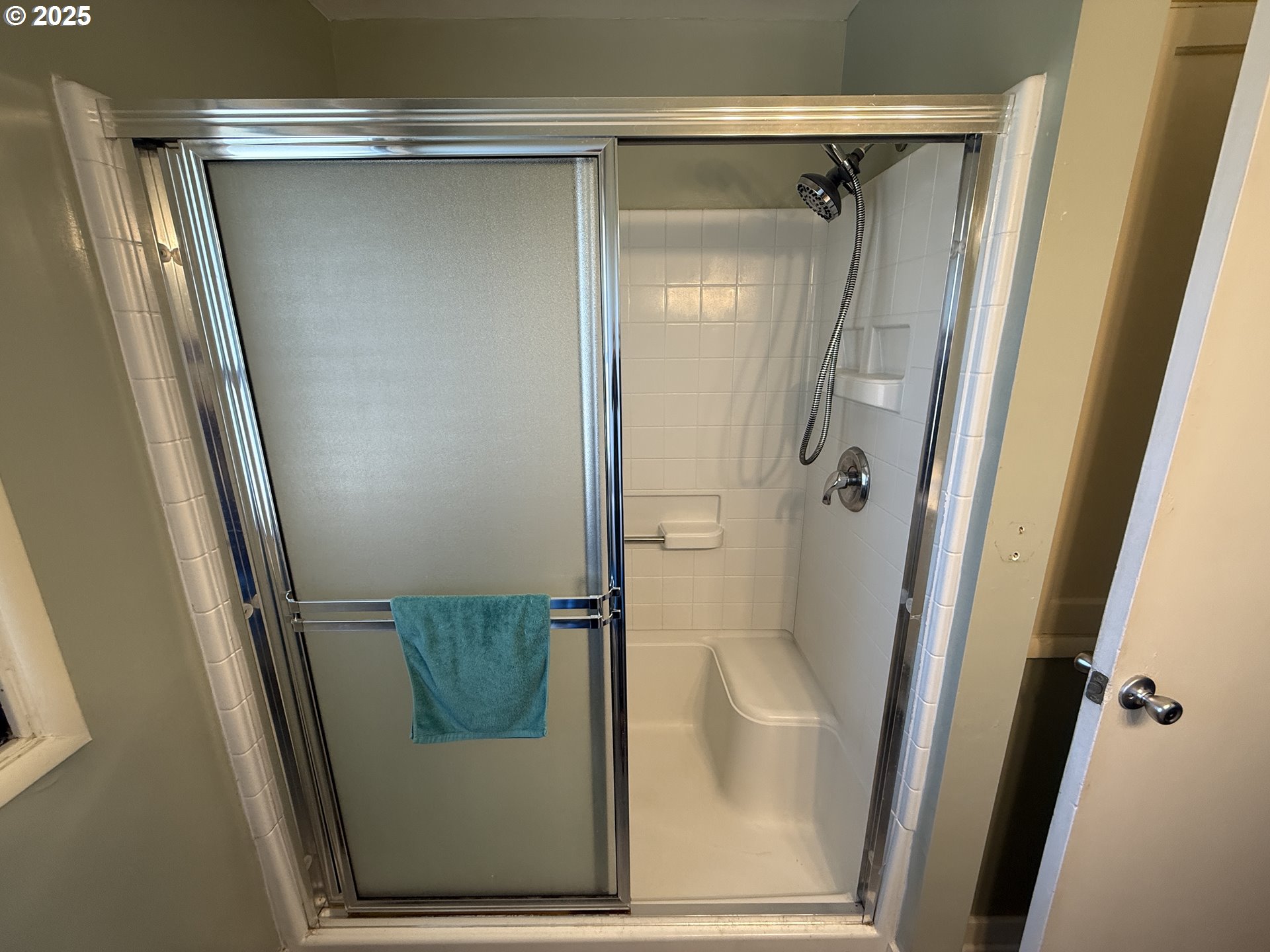 2975 Colorado Avenue North Bend, OR 97459 - Photo 12 of 26 Bathroom