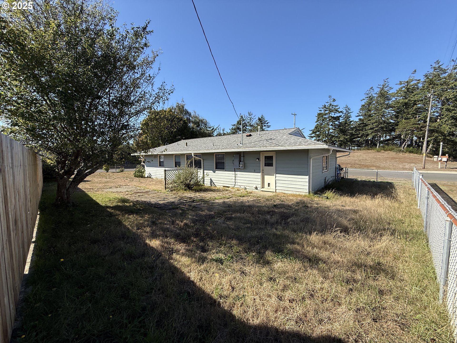 2975 Colorado Avenue North Bend, OR 97459 - Photo 23 of 26 Yard