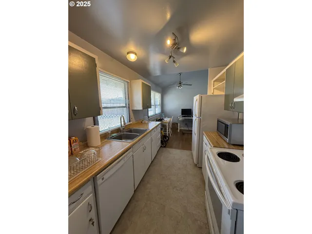 $306,000 | 2975 Colorado Avenue, North Bend, OR 97459