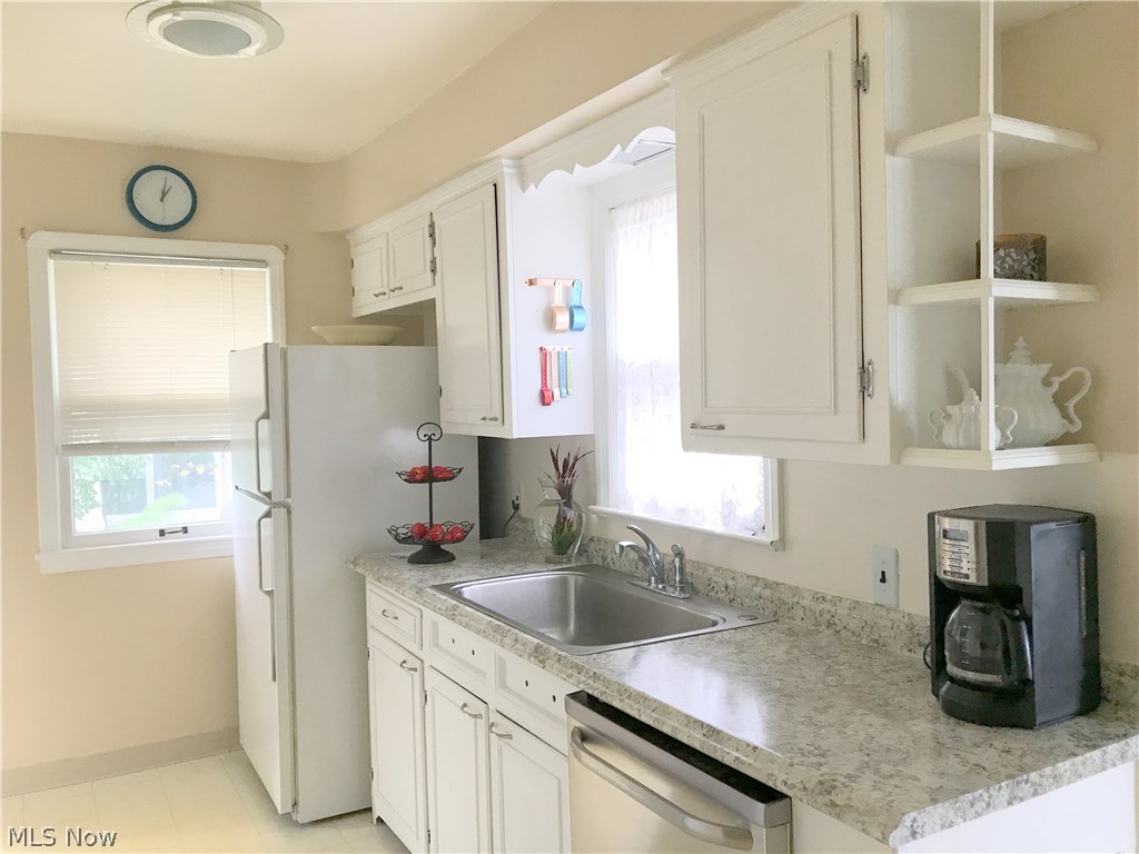 4153 Lambert Road Cleveland, OH 44121 - Photo 7 of 30