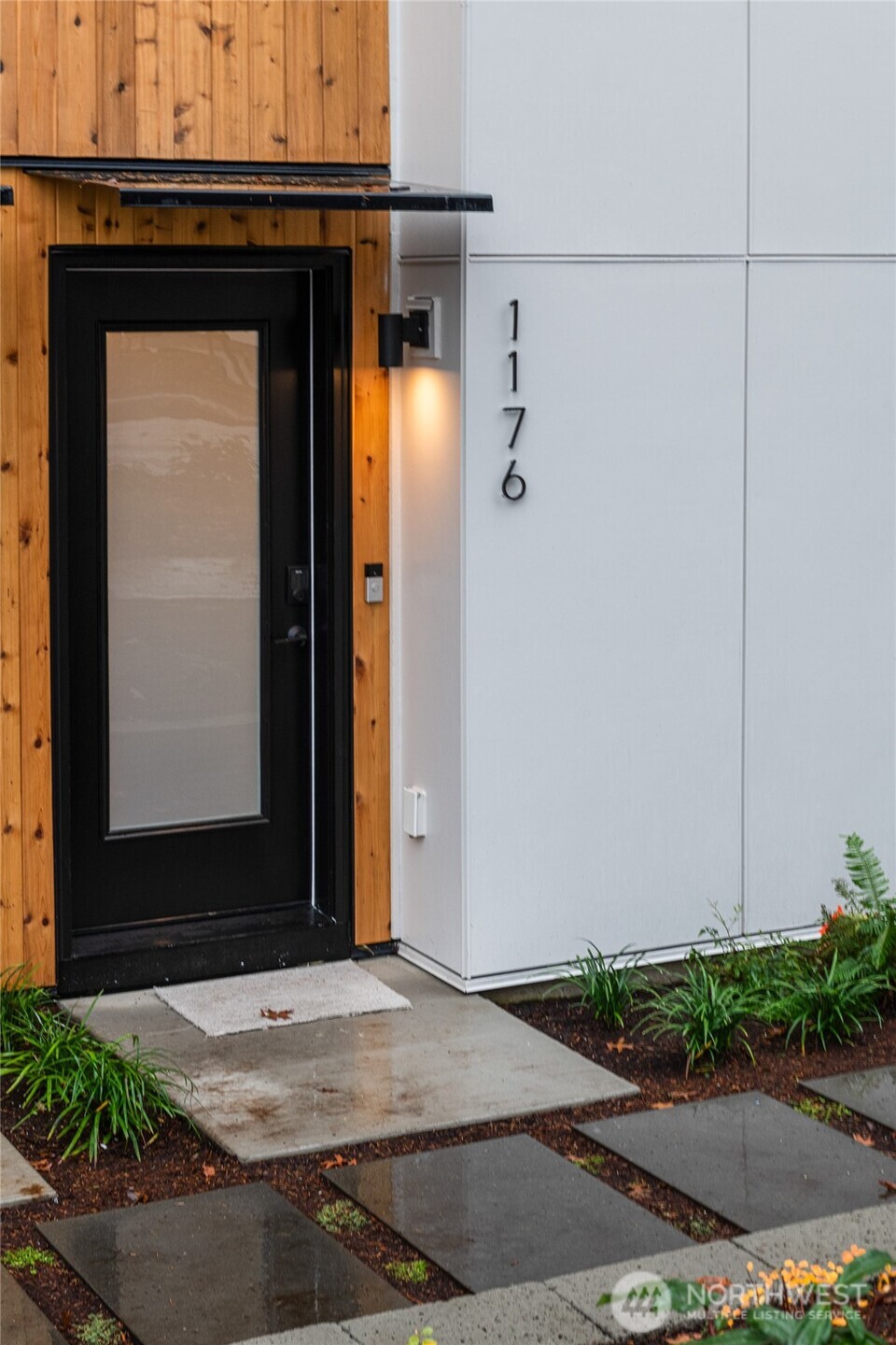 1176 129th Avenue Southeast Bellevue, WA 98005 - Photo 4 of 32