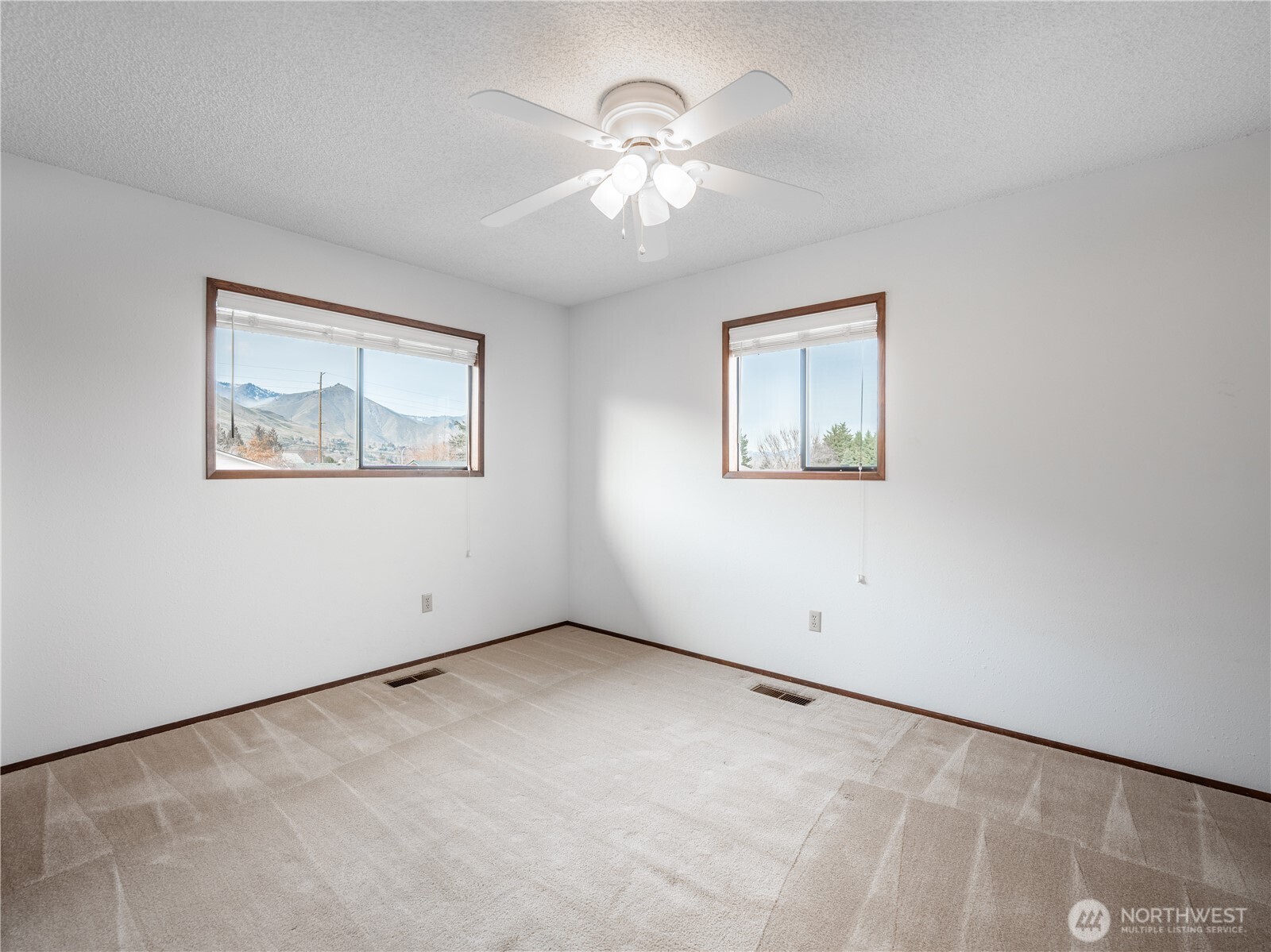 1317 Wedgewood Avenue Wenatchee, WA 98801 - Photo 21 of 39 a view of an empty room with a window