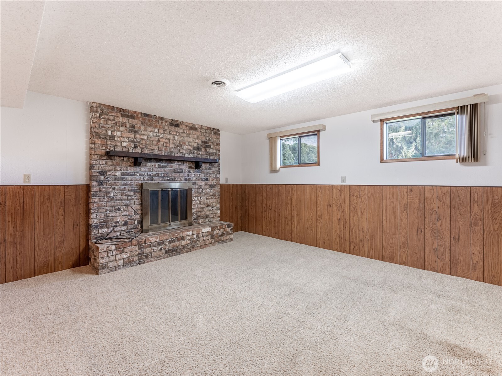 1317 Wedgewood Avenue Wenatchee, WA 98801 - Photo 24 of 39 an empty room with windows
