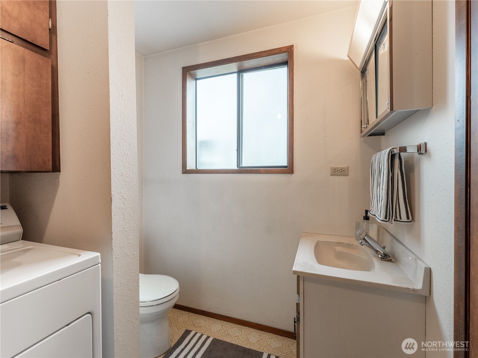 1317 Wedgewood Avenue Wenatchee, WA 98801 - Photo 29 of 39 a bathroom with a sink toilet and a mirror