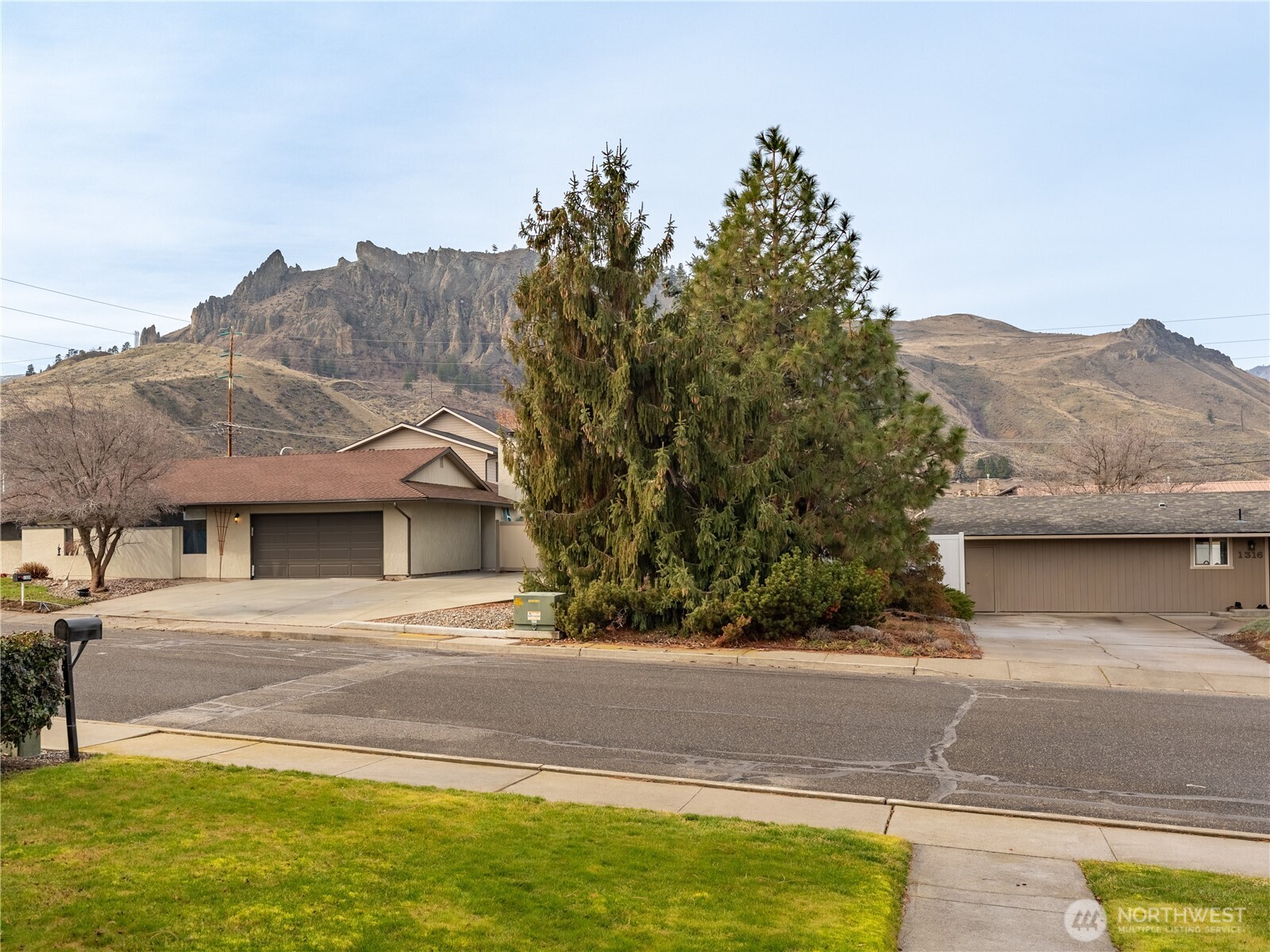 1317 Wedgewood Avenue Wenatchee, WA 98801 - Photo 3 of 39