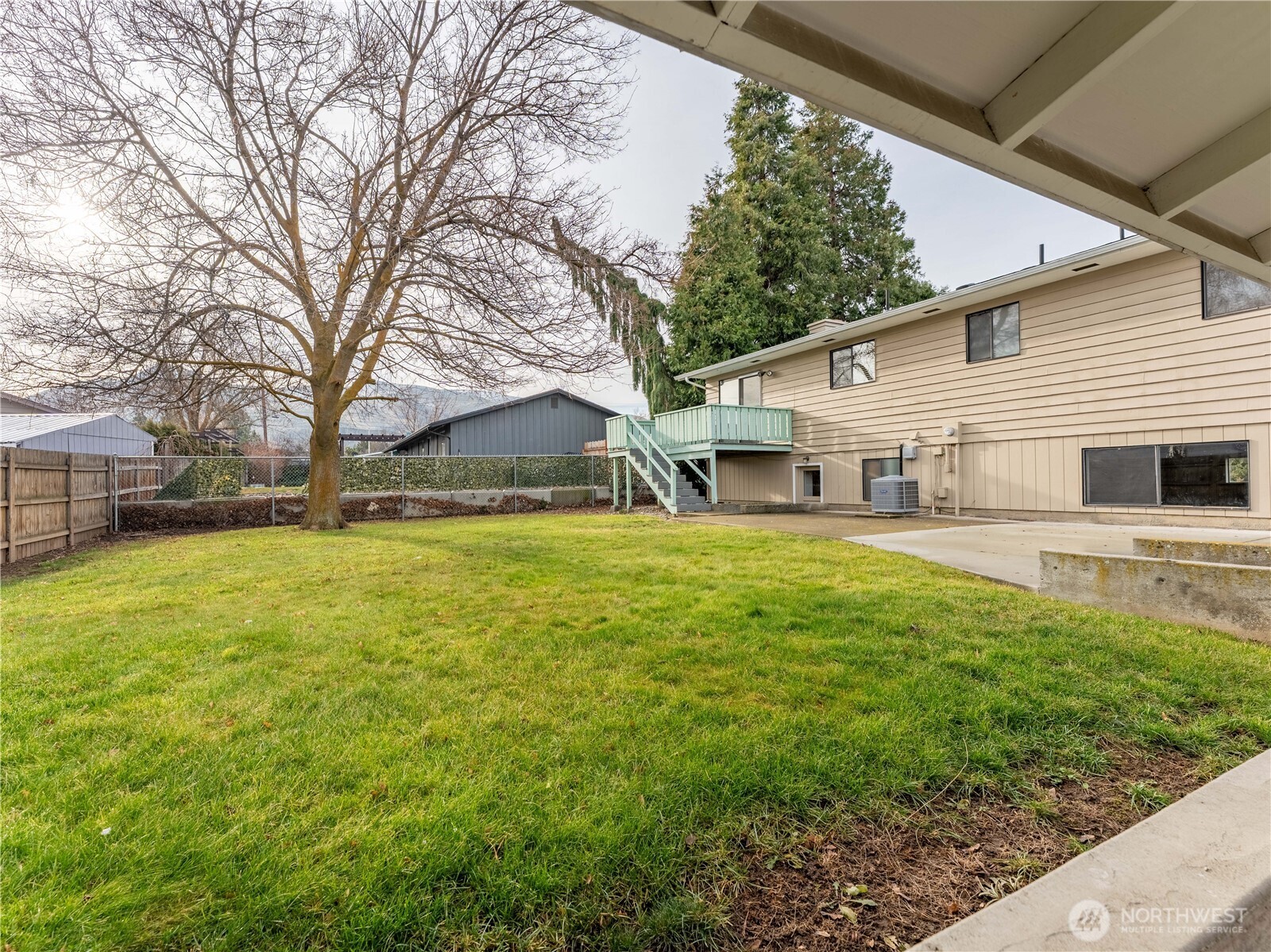 1317 Wedgewood Avenue Wenatchee, WA 98801 - Photo 35 of 39 a front view of house with yard and green space