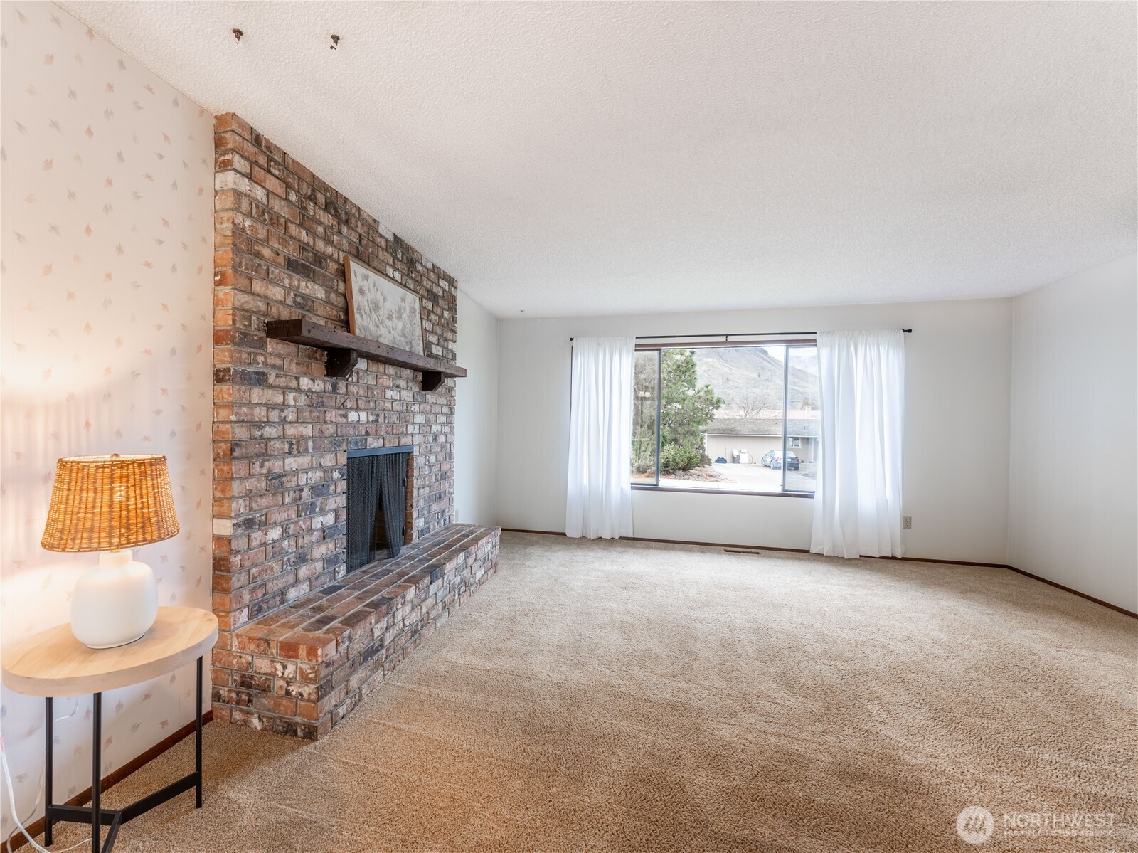 1317 Wedgewood Avenue Wenatchee, WA 98801 - Photo 10 of 39 a view of an empty room with a fireplace and a window