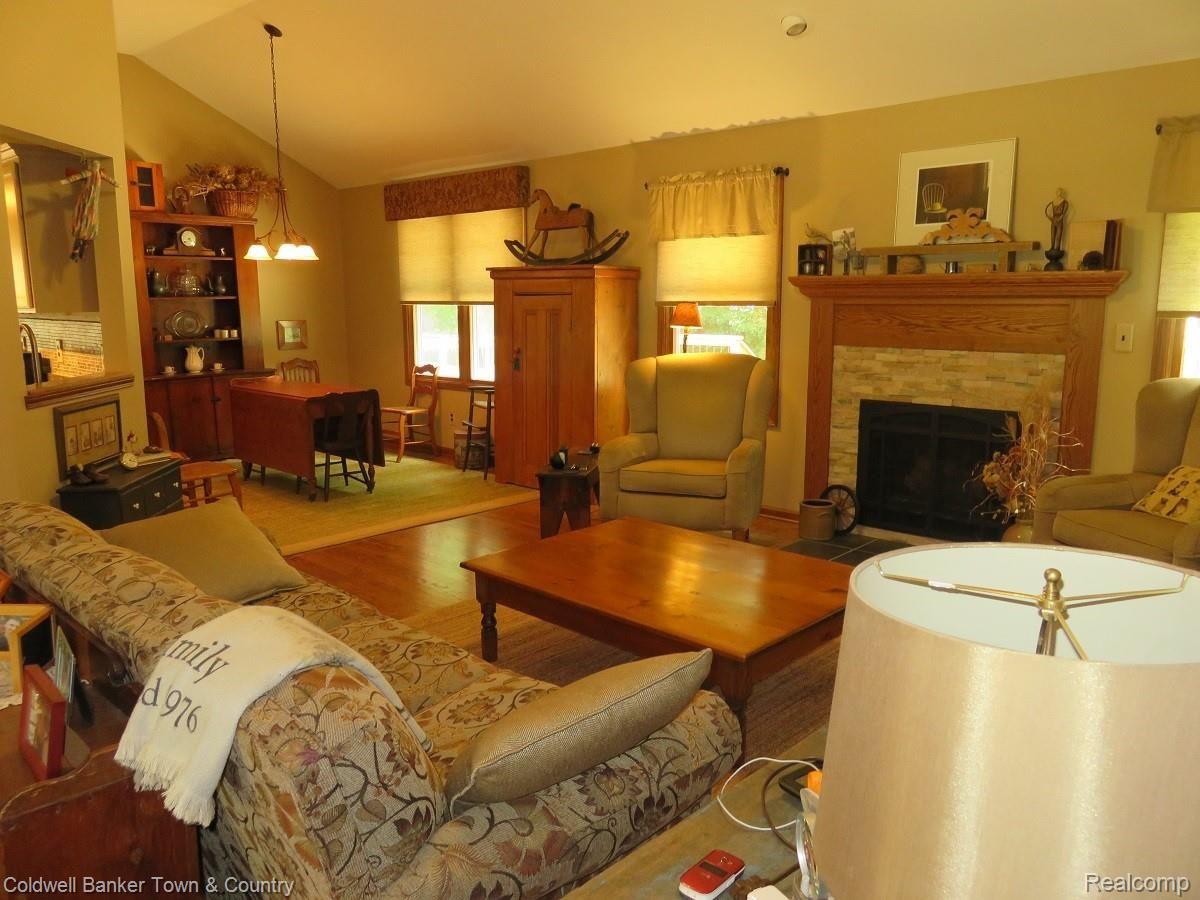 1484 Remsing Street Hartland, MI 48353 - Photo 8 of 28 grt room2.JPG
