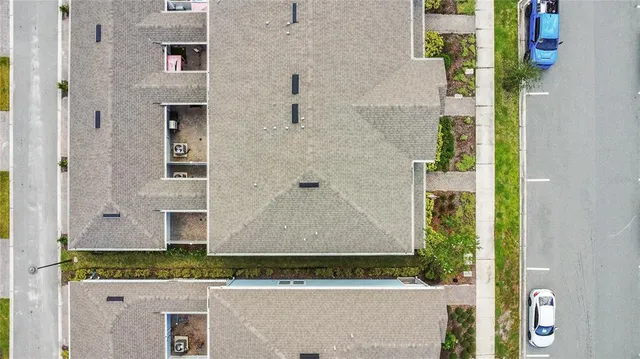 view of bathroom with bathtub and mirror