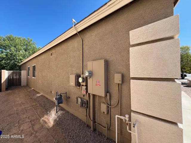 a view of a house with backyard