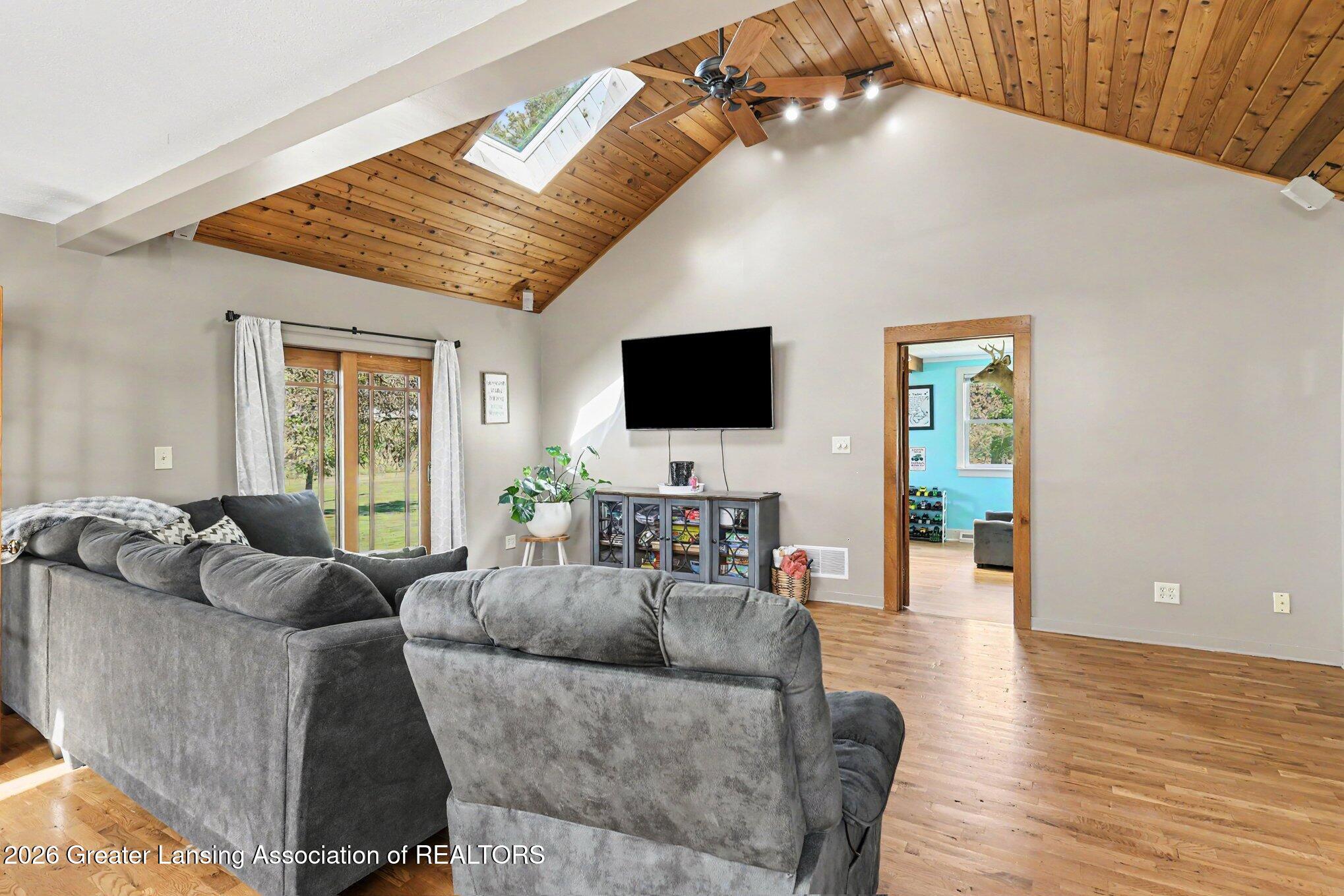 2426 East Colony Road St. Johns, MI 48879 - Photo 12 of 45 Living Room