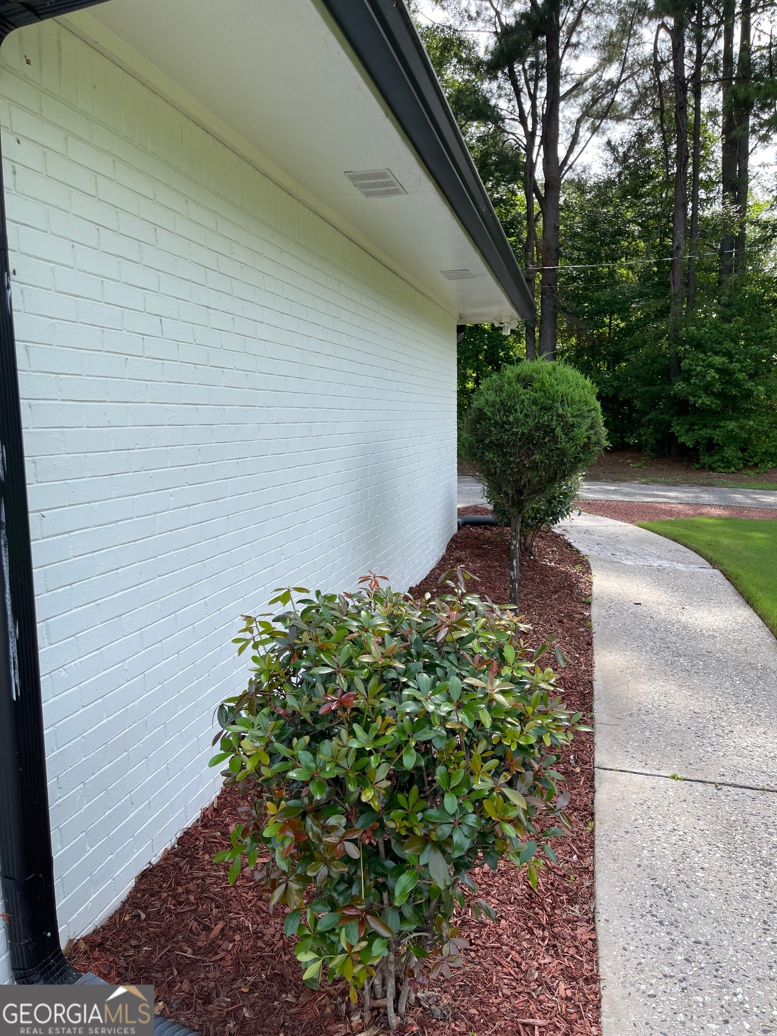 558 Kenwood Road Fayetteville, GA 30214 - Photo 3 of 33 a view of a garden with plants