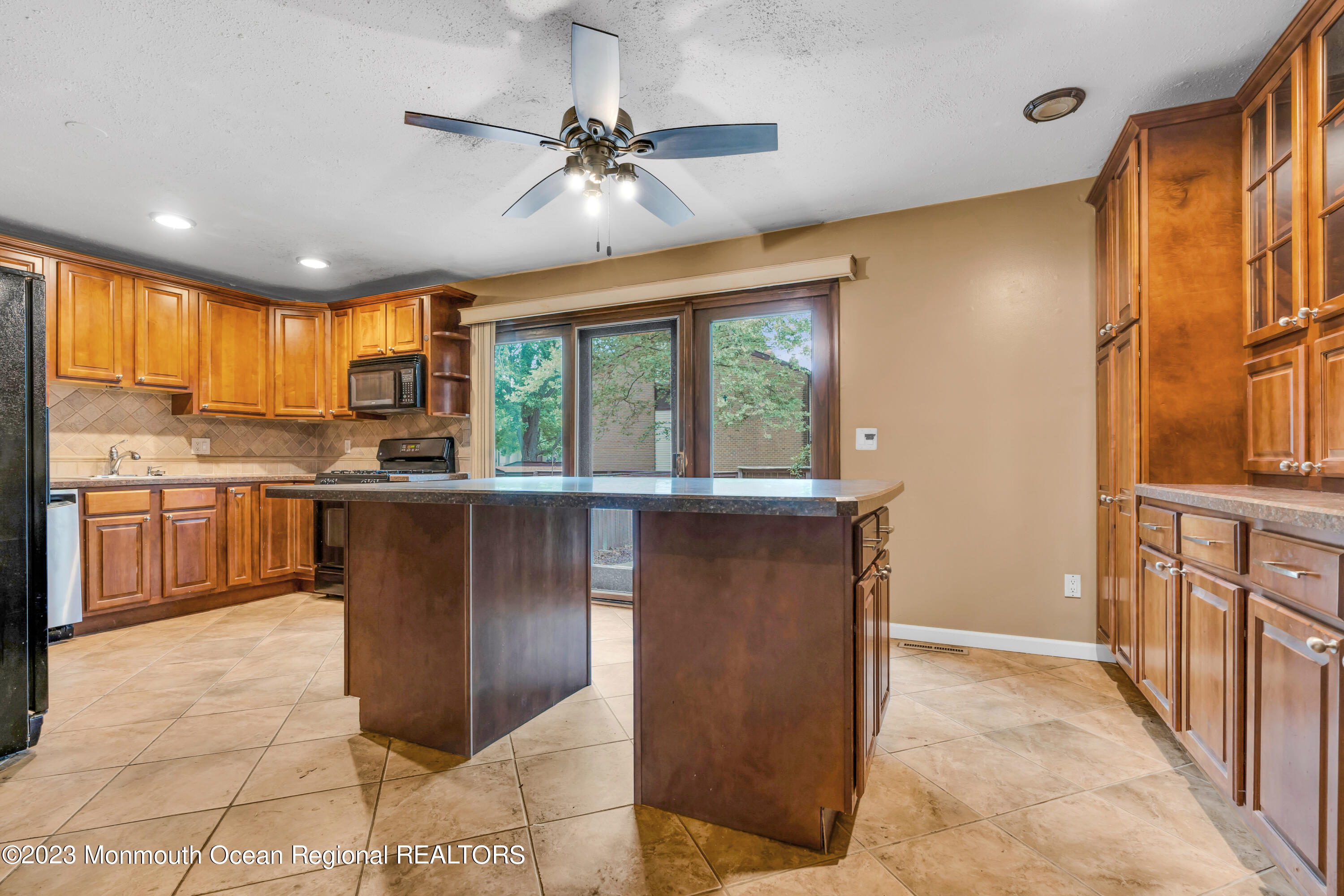 816 Jamestown Road East Windsor, NJ 08520 - Photo 10 of 29 014__dsc0136