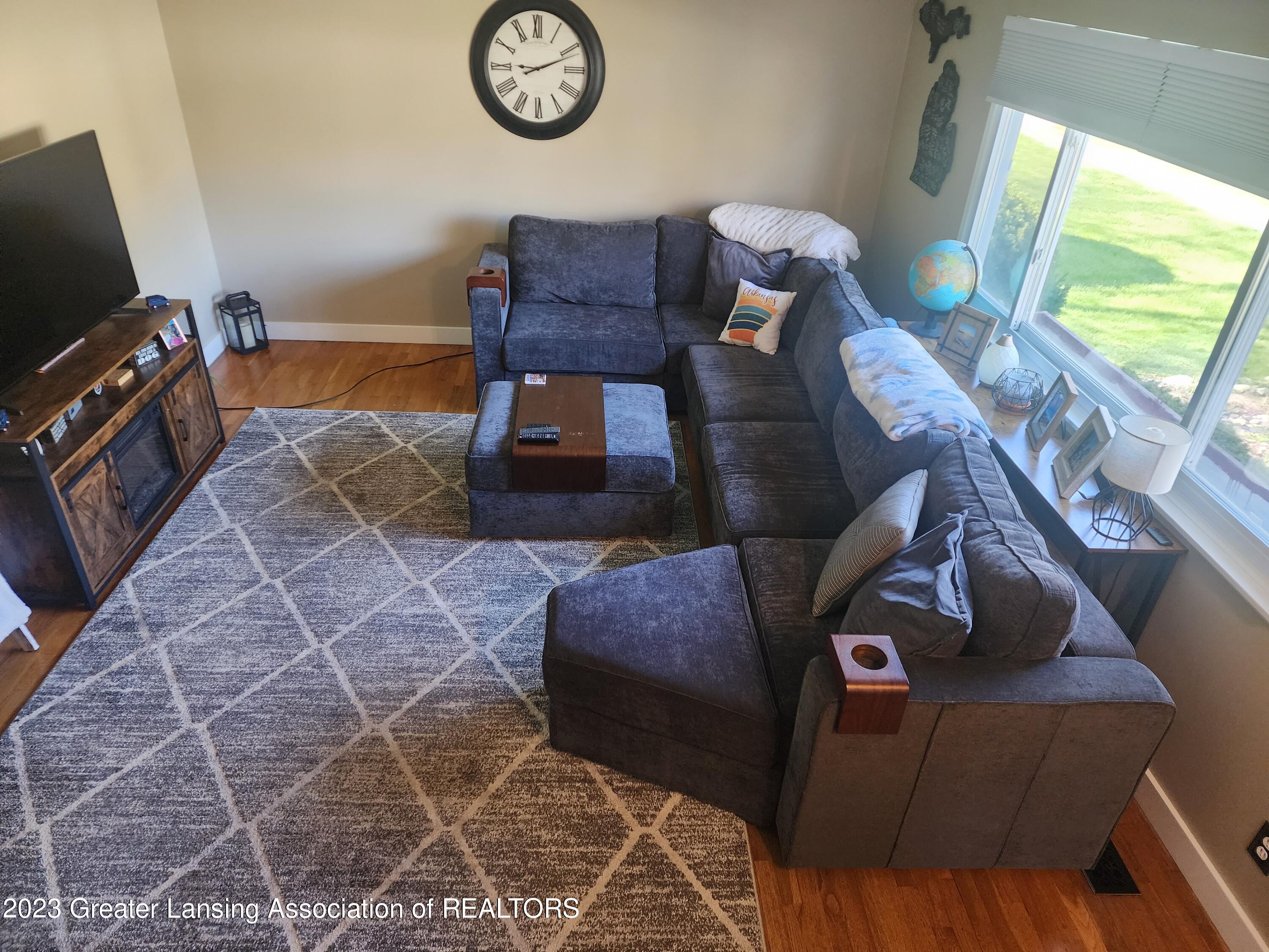 2110 Riverside Court Lansing, MI 48906 - Photo 7 of 40 Living Room