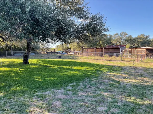 a view of yard with trees