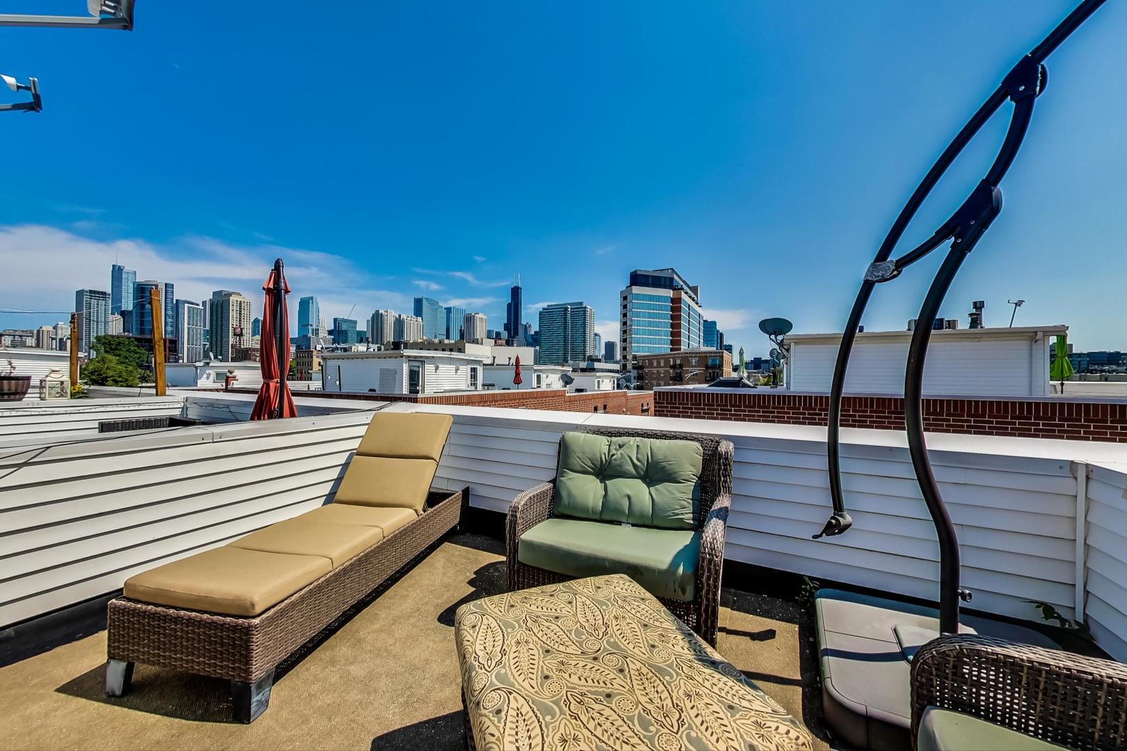 855 West Erie Street, Unit 126 Chicago, IL 60642 - Photo 18 of 24 a outdoor view with a sitting space