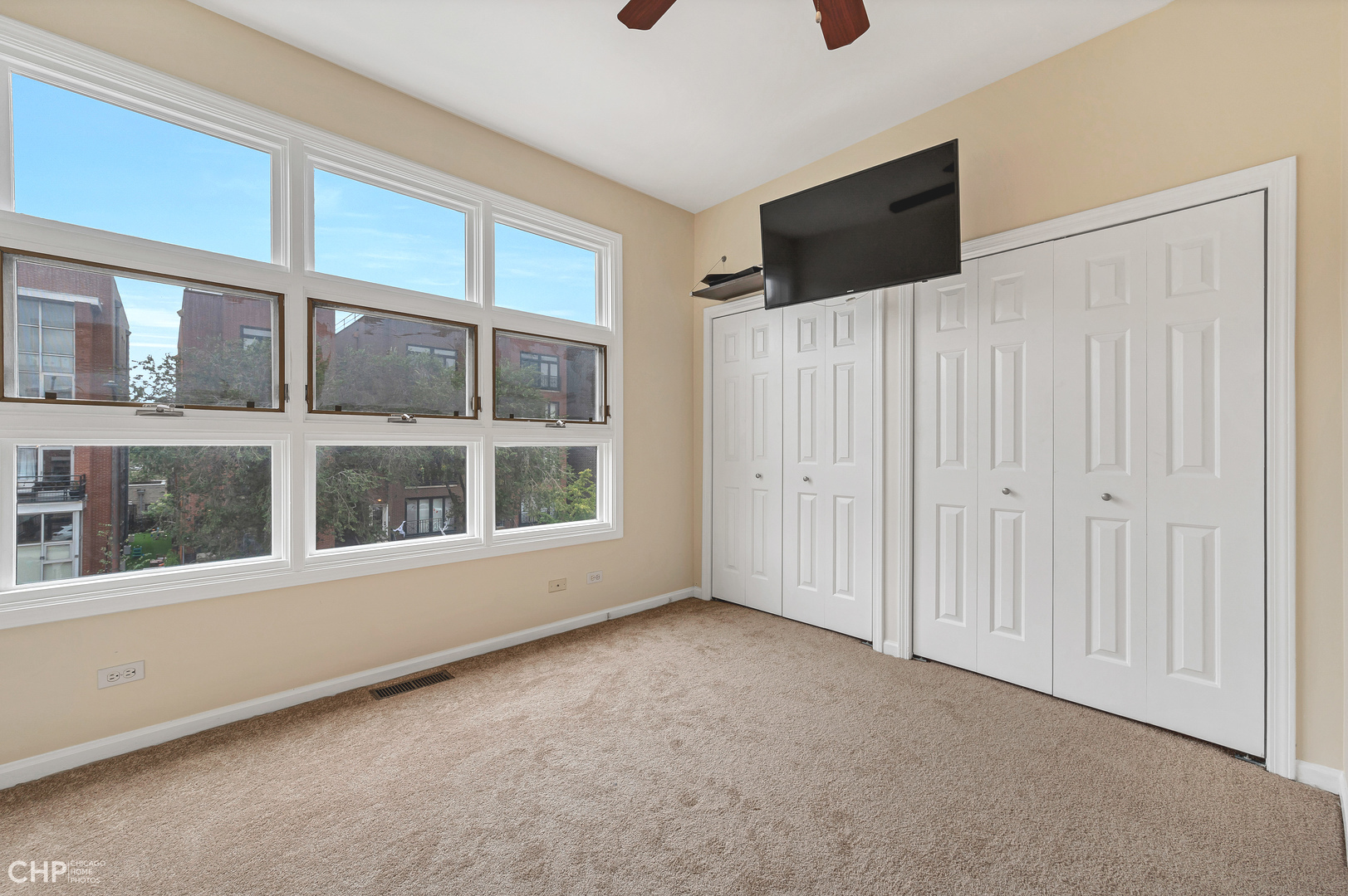 855 West Erie Street, Unit 126 Chicago, IL 60642 - Photo 7 of 24 an empty room with windows
