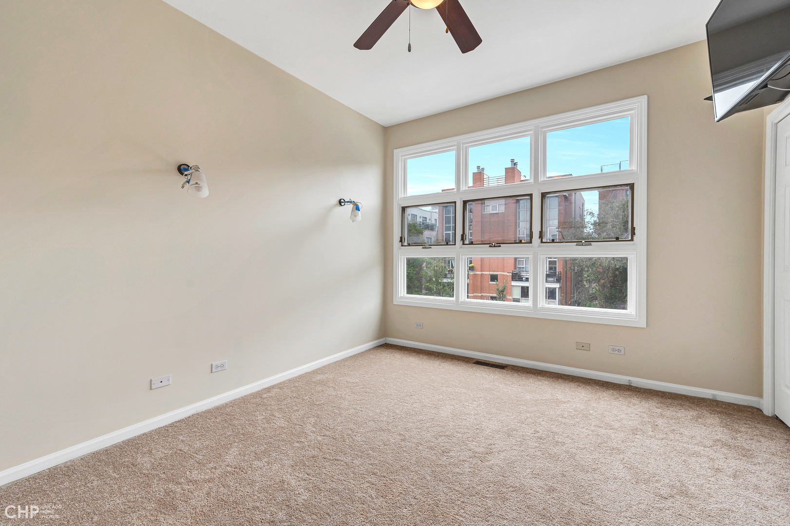 855 West Erie Street, Unit 126 Chicago, IL 60642 - Photo 8 of 24 an empty room with a window