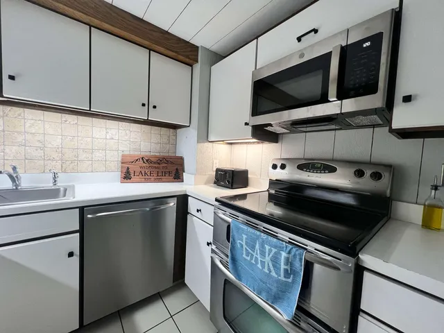 $2,800 | 112 Greensward Drive, Grantham, NH 03753