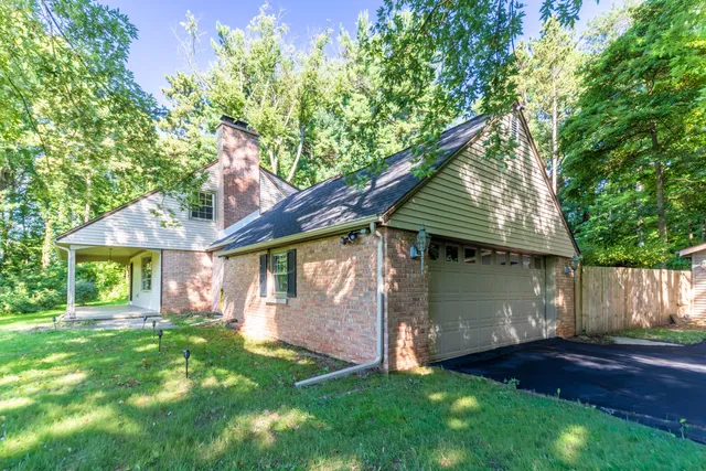 a view of front of a house with a yard