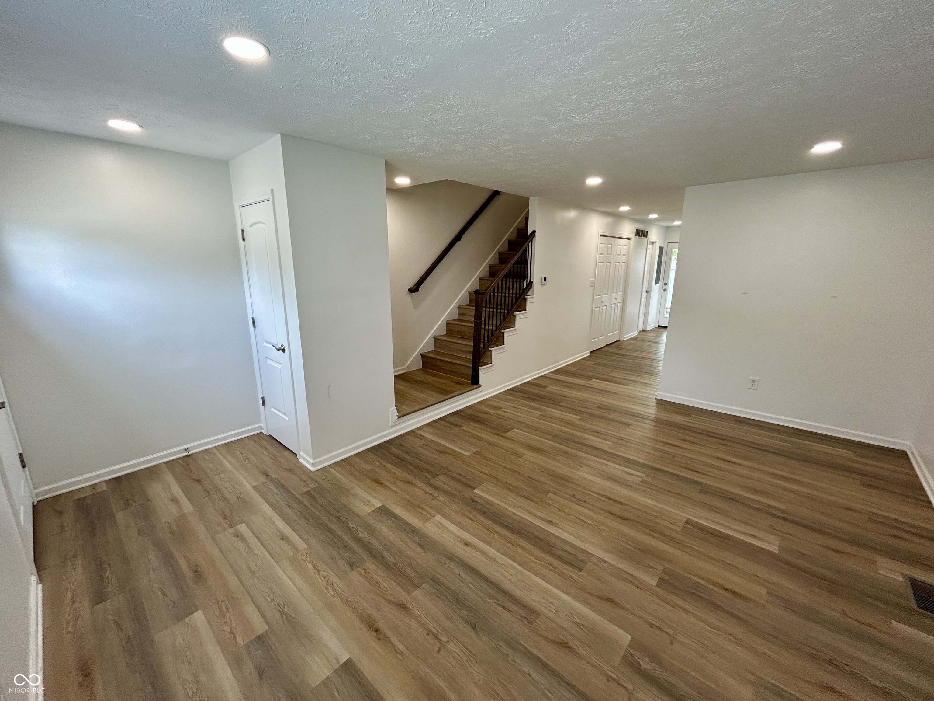 1286 Stonegate Road Greenwood, IN 46142 - Photo 5 of 27