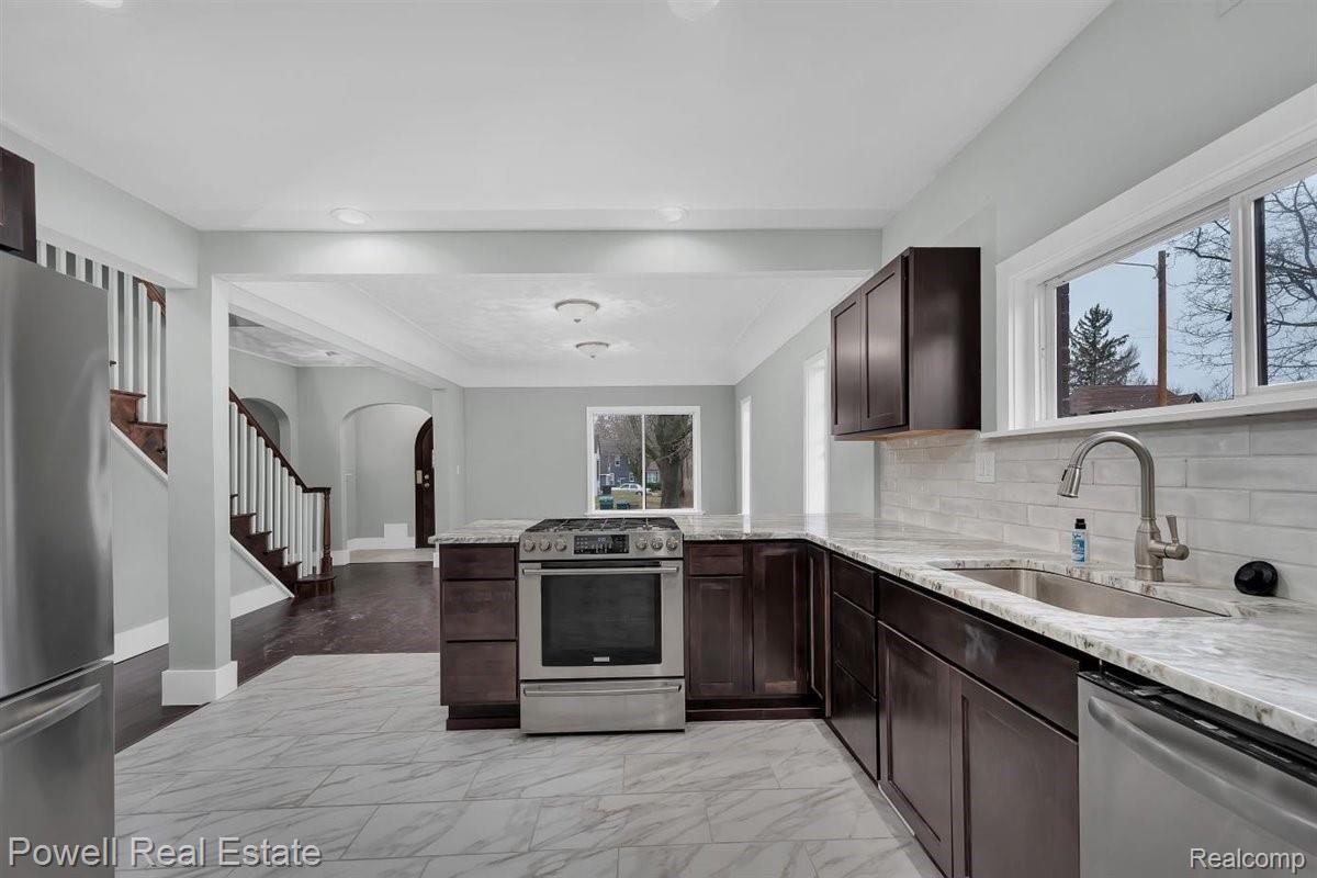 221 Chippewa Road Pontiac, MI 48341 - Photo 10 of 27 10-DSC_2641.jpg