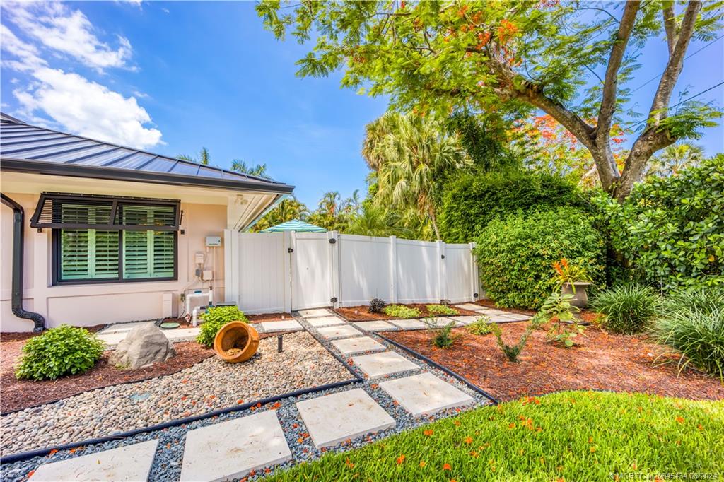 121 Hillcrest Drive Stuart, FL 34996 - Photo 46 of 65 a backyard of a house with table and chairs