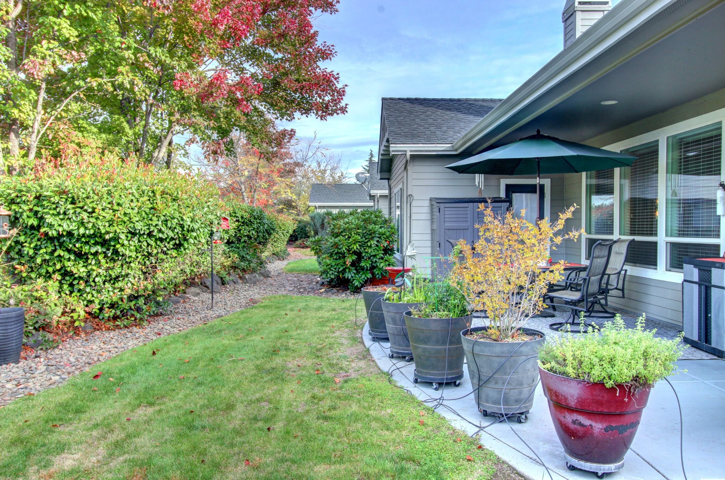 33 Broken Stone Way Eagle Point, OR 97524 - Photo 33 of 33 a front view of a house having patio