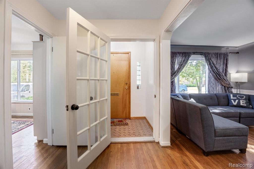 1822 Prestwick Road Grosse Pointe Woods, MI 48236 - Photo 3 of 35