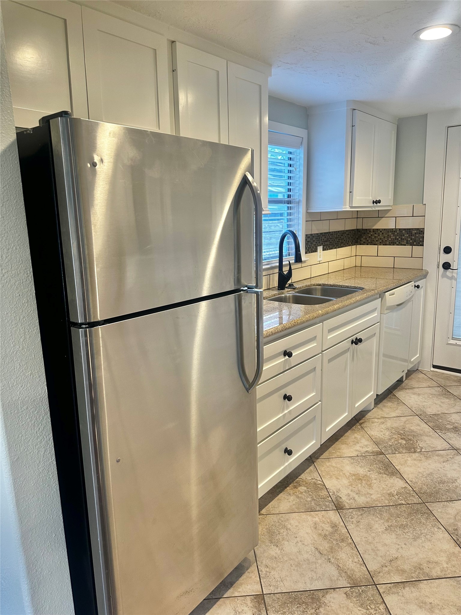 202 Fannin Street Tomball, TX 77375 - Photo 10 of 24 Stainless steel refrigerator with ice maker stays with home