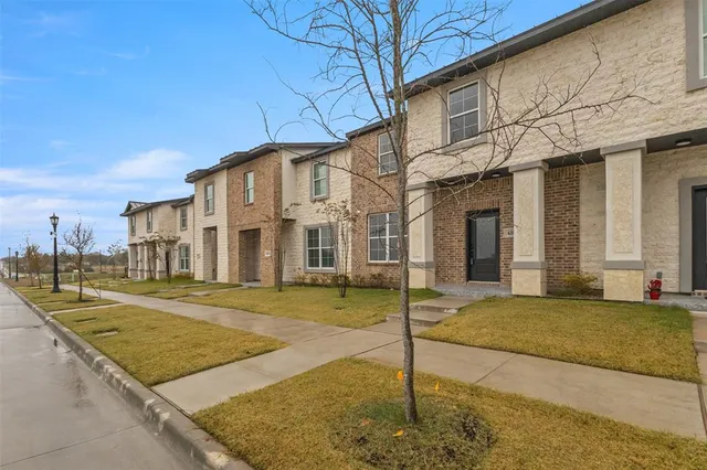 $2,400 | 4323 Fayetteville Avenue, Rowlett, TX 75089