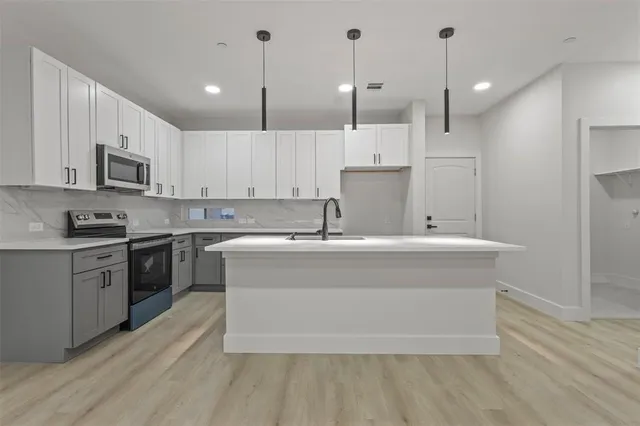 $2,400 | 4323 Fayetteville Avenue, Rowlett, TX 75089