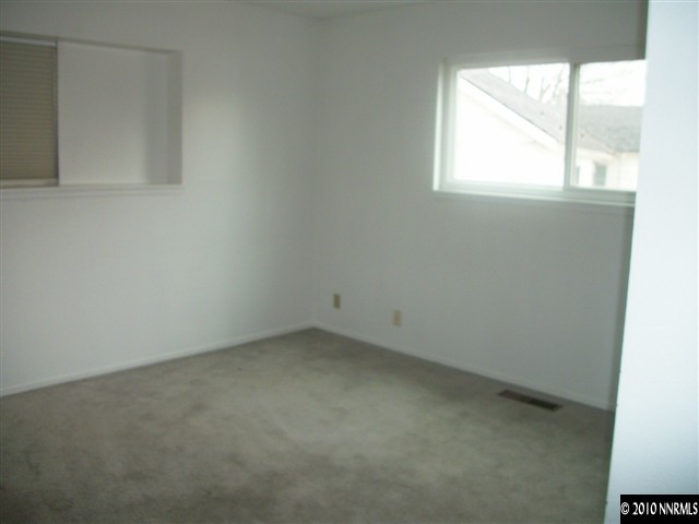 280 Wildrose Drive Reno, NV 89509 - Photo 7 of 9 an empty room with a window