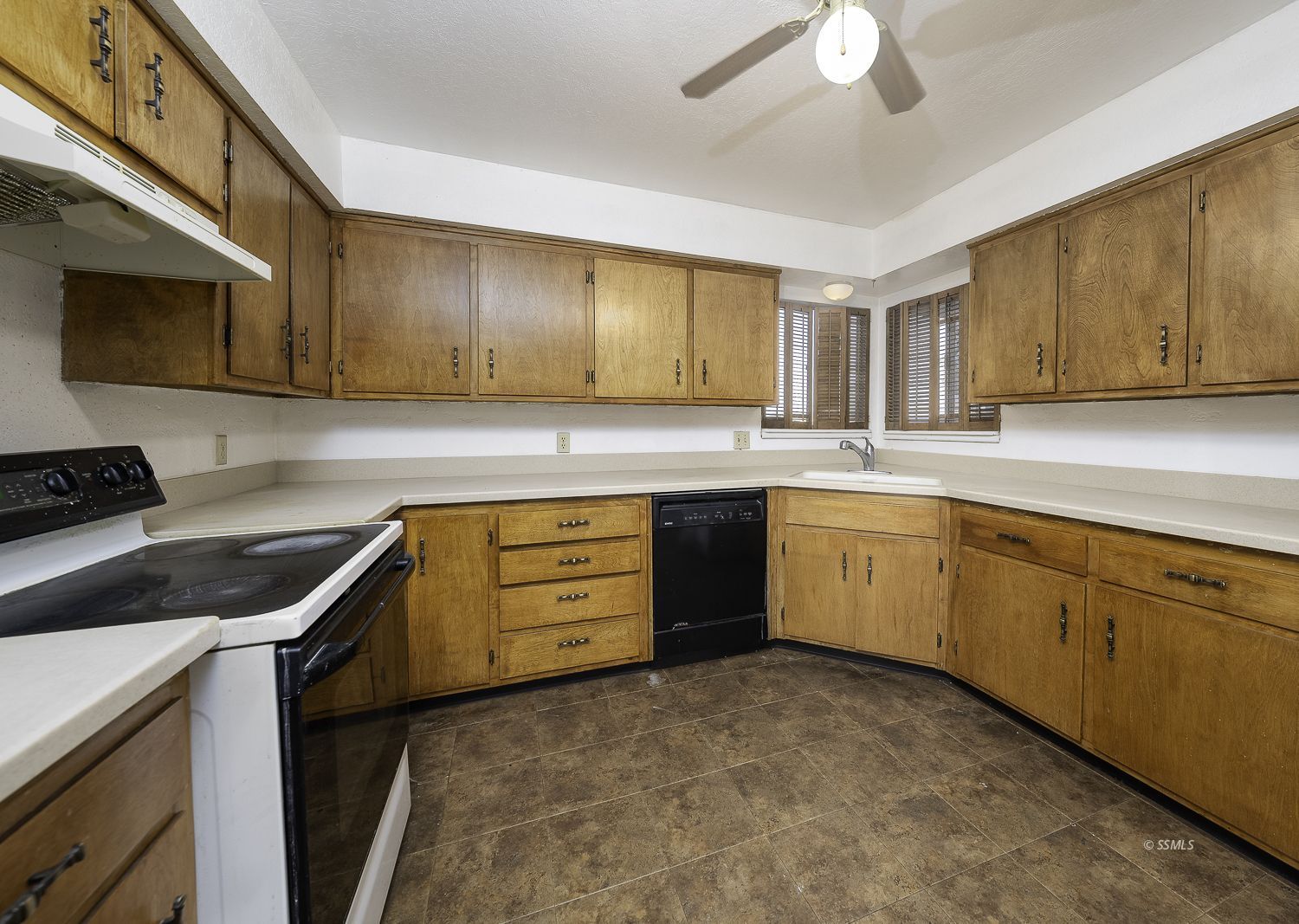 911 West Upjohn Avenue Ridgecrest, CA 93555 - Photo 2 of 28