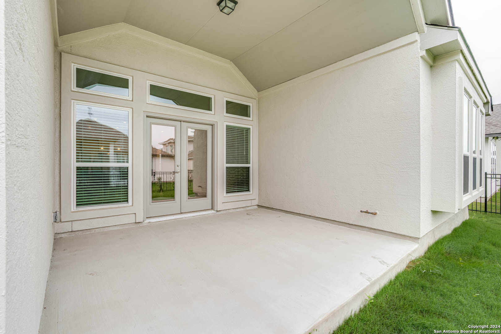 113 Valencia Boerne, TX 78006 - Photo 34 of 43 a view of an empty room with a window