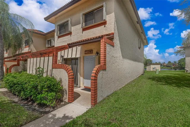 a view of a house with a yard