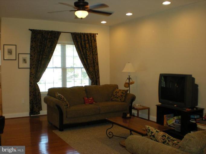 1647 Colony Road Pasadena, MD 21122 - Photo 10 of 27 Living Room