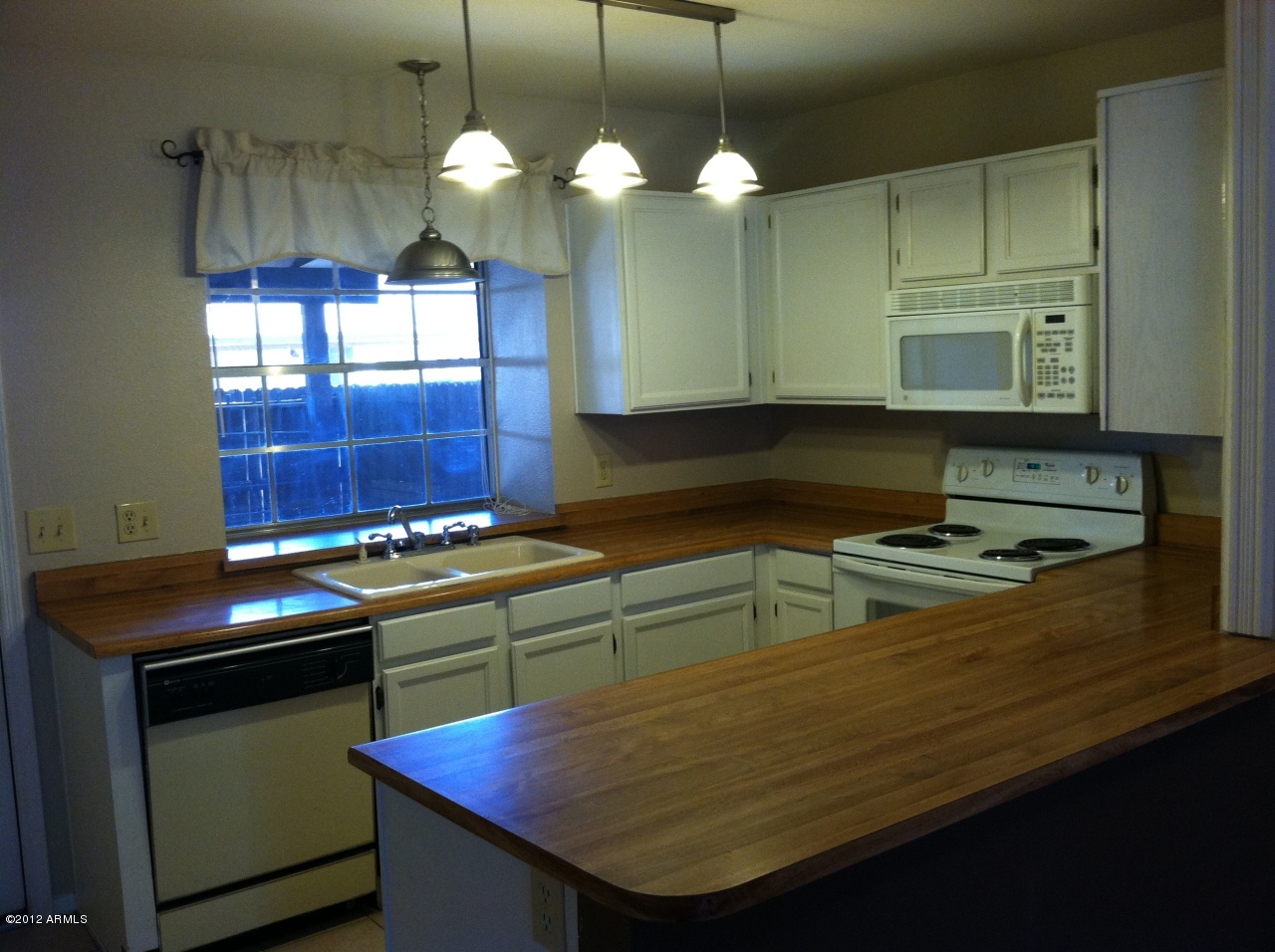 8111 West Wacker Road, Unit 31 Peoria, AZ 85381 - Photo 4 of 9 kitchen