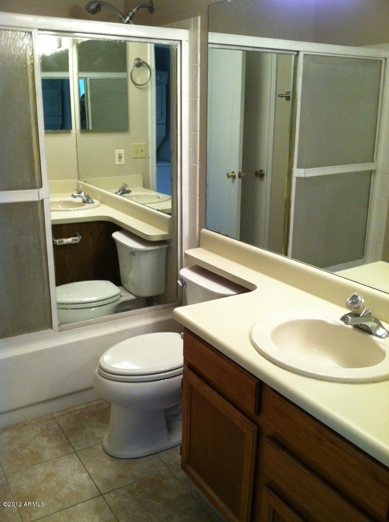 8111 West Wacker Road, Unit 31 Peoria, AZ 85381 - Photo 7 of 9 Master Bathroom