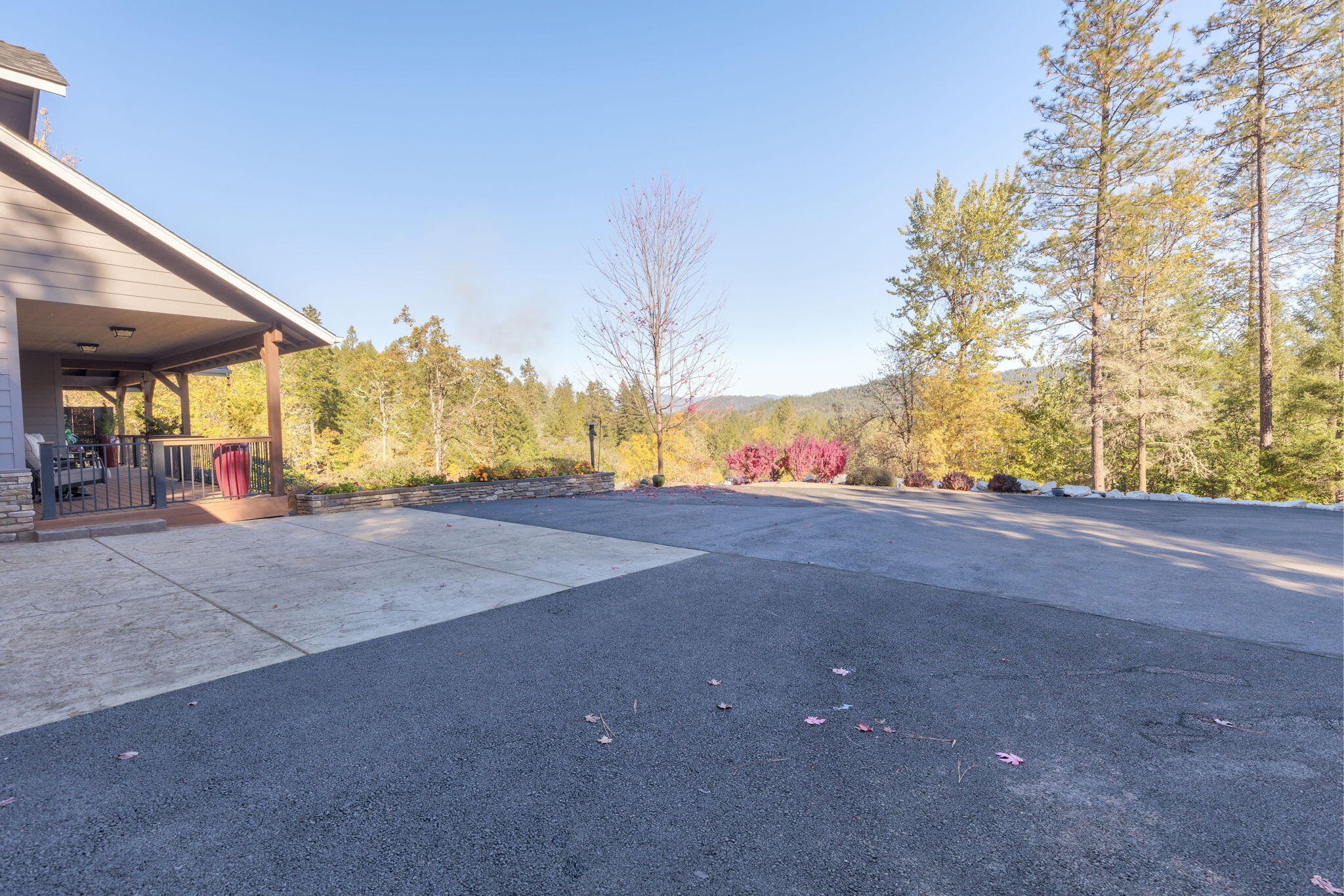 286 Rockinghorse Drive Grants Pass, OR 97527 - Photo 36 of 54 ample parking outside the garage areas