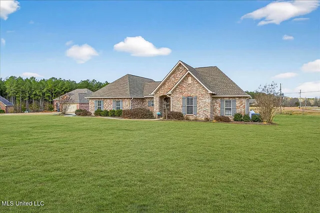 $389,500 | 1010 Orleans Drive, Summit, MS 39666