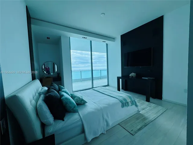 $4,100,000 | 900 Biscayne Boulevard, Unit 6207, Miami, FL 33132