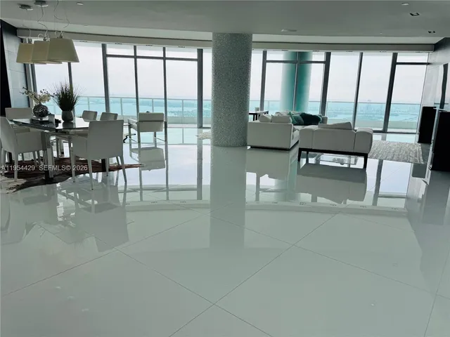 $4,100,000 | 900 Biscayne Boulevard, Unit 6207, Miami, FL 33132