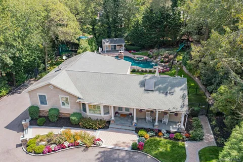 $1,799,000 | 5 Butternut Court, Dix Hills, NY 11746