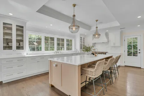 $1,799,000 | 5 Butternut Court, Dix Hills, NY 11746