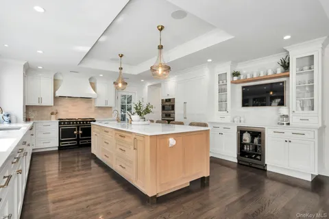 $1,799,000 | 5 Butternut Court, Dix Hills, NY 11746