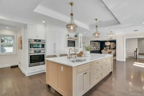 $1,799,000 | 5 Butternut Court, Dix Hills, NY 11746